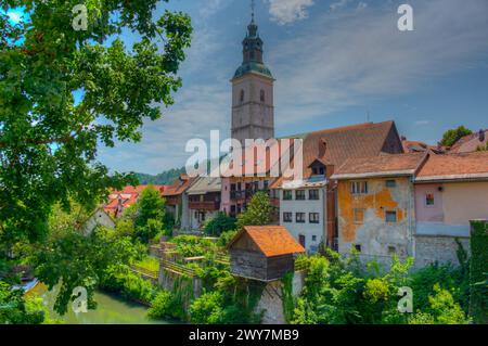 Lungofiume del fiume Selska Sora passando attraverso la città di Skofja Loka in Slovenia Foto Stock