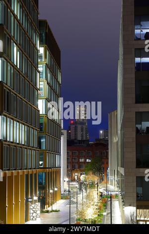 Una vista di Wellington Place e Altus House nel centro di Leeds Foto Stock