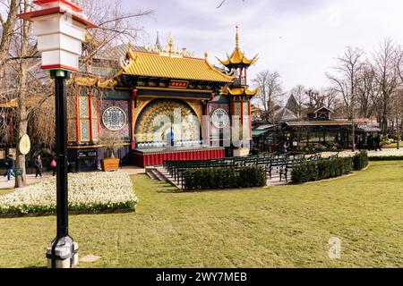 Teatro pantomima in stile cinese con grande pavone e posti a sedere vuoti. Giardini di Tivoli, Copenaghen, Danimarca Foto Stock