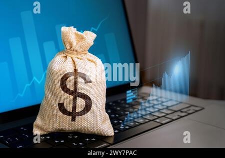 Borsa di denaro e notebook con grafici di crescita. Fare soldi. Economia dell'innovazione e delle alte tecnologie, IT. Investimenti e scambi di azioni, ad es Foto Stock