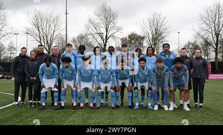 AMSTERDAM - giocatori e staff del Manchester City u17 durante la partita dell'Ajax Future Cup 2024 tra il Manchester City u17 e lo Sporting Portugal u17 presso il complesso sportivo De Toekomst il 1° aprile 2024 ad Amsterdam, Paesi Bassi. ANP | Hollandse Hoogte | GERRIT VAN COLOGNE Foto Stock