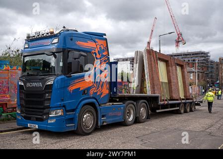 Pareti prefabbricate in cemento e mattoni rossi su un rimorchio che arriva in un cantiere di Edimburgo, Scozia, Regno Unito. Foto Stock