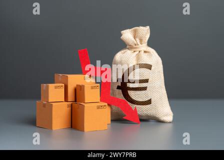 Scatole con merci e una freccia rossa in alto accanto a una borsa in euro. Carenza commerciale. Bassa domanda di beni. Importazione ed esportazione. Deterioramento economico e calo Foto Stock