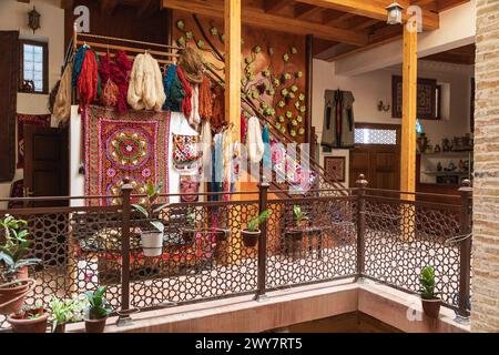 Bukhara, Uzbekistan, Asia centrale. 25 agosto 2021. Filati e tappeti in mostra a Bukhara. Foto Stock