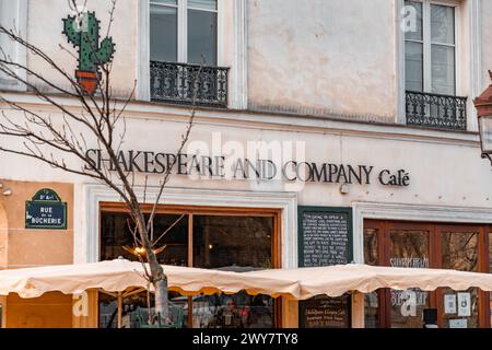 Parigi, Francia - 20 gennaio 2022: Shakespeare and Company Co Cafe nel vi arrondissement di Parigi, Francia. Foto Stock