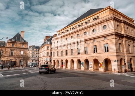 Parigi, Francia - 20 gennaio 2022: L'Odeon Theatre de l'Europe è uno dei sei teatri nazionali della Francia. Si trova al numero 2 di rue Corneille nel sesto Foto Stock