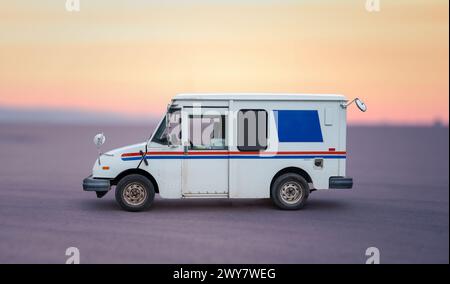 Un camion per la consegna della posta in Un deserto degli Stati Uniti Foto Stock