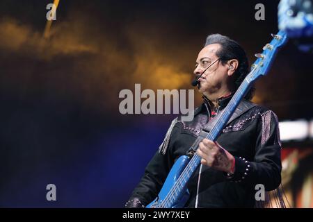 Il gruppo musicale Los Tigres del Norte si esibisce durante il concerto al WizCenter di Madrid, 4 aprile 2024, Spagna Foto Stock
