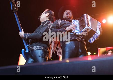 Il gruppo musicale Los Tigres del Norte si esibisce durante il concerto al WizCenter di Madrid, 4 aprile 2024, Spagna Foto Stock