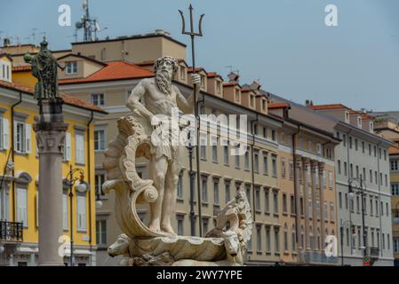 La fontana del Nettuno in Piazza della Borsa nel centro della città italiana Trieste Foto Stock