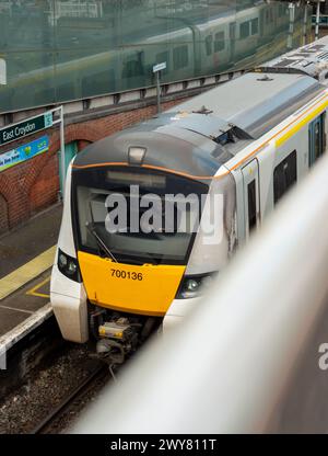 Southern Service Train in arrivo alla stazione di East Croydon, zona 5, Londra, Regno Unito, 9 marzo 2024 Foto Stock