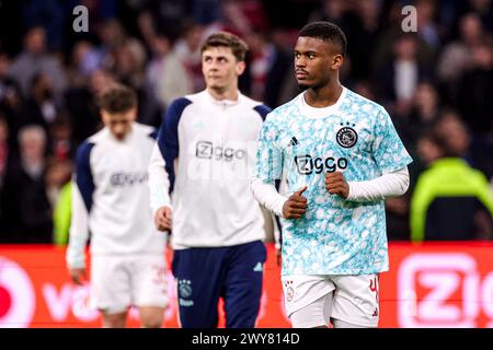 Amsterdam, Paesi Bassi. 4 aprile 2024. AMSTERDAM, PAESI BASSI - 4 APRILE: Jorrel Hato dell'AFC Ajax si scalda durante l'incontro olandese Eredivisie tra AFC Ajax e Go Ahead Eagles alla Johan Cruijff Arena il 4 aprile 2024 ad Amsterdam, Paesi Bassi. (Foto di Henny Meyerink/BSR Agency) credito: BSR Agency/Alamy Live News Foto Stock