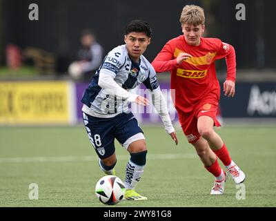 AMSTERDAM - (l-r) Jesus Salinas del CF Pachuca U17, Karl Magnus Bech FC Nordsjaelland U17 durante la partita dell'Ajax Future Cup 2024 tra CF Pachuca o17 e FC Nordsjaelland o17 al complesso sportivo De Toekomst il 1 aprile 2024 ad Amsterdam, Paesi Bassi. ANP | Hollandse Hoogte | GERRIT VAN COLOGNE Foto Stock