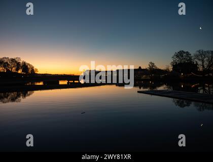 ANNAPOLIS, MD (4 aprile 2024) il sole sorge sulla U.S. Naval Academy. In qualità di università universitaria del servizio navale del nostro paese, la Naval Academy prepara giovani uomini e donne a diventare ufficiali professionisti di competenza, carattere e compassione nella Marina degli Stati Uniti e nel corpo dei Marines. (Foto della Marina degli Stati Uniti di Mariano Lopez, specialista della comunicazione di massa di seconda classe) Foto Stock