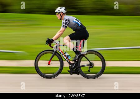 Due ciclisti gareggiano per strada in azione Foto Stock