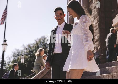 Due persone in piedi davanti a una scala Foto Stock