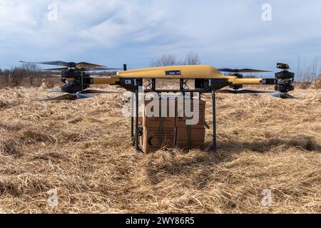 5 maggio 2024 - Fort Drum, New York, USA - Un TRV 150, veicolo di rifornimento tattico, con un pacchetto di pasti, volo pronto da mangiare sopra un'area di addestramento a Fort Drum, NY, 5 marzo 2024. Soldati con 10th Mountain Division, assistiti dal Civil Military Innovation Institute, conducono TRV 150, Tactical Resupply Vehicle, addestramento a Fort Drum, New York, 5 marzo 2024. Questa operazione si è svolta al fine di innovare il modo in cui le missioni di rifornimento sono condotte con un'altra disponibilità su come la missione può essere eseguita. Essere in grado di rifornire i soldati con attrezzature di supporto senza avere soldati a rischio di pericolo Foto Stock