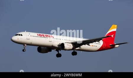 Barcellona, Spagna - 24 gennaio 2020: L'aereo Iberia arriva per atterrare in una città dell'aeroport El Prat di Barcellona Foto Stock