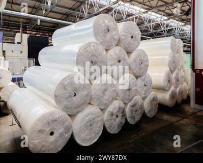 Confezioni di gomma laminata in magazzino. Foto Stock