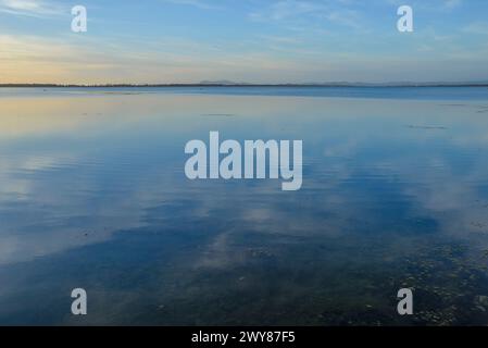 Cielo, terra e mare. Tramonto panoramico nella laguna di Orbetello in Maremma Toscana, Italia Foto Stock