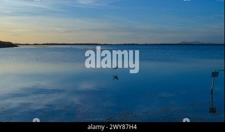 Cielo, terra e mare. Tramonto panoramico nella laguna di Orbetello in Maremma Toscana, Italia Foto Stock