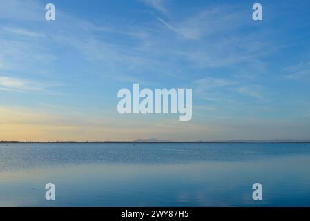 Cielo, terra e mare. Tramonto panoramico nella laguna di Orbetello in Maremma Toscana, Italia Foto Stock