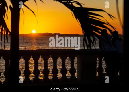 Salvador, Bahia, Brasile - 31 maggio 2019: Sagoma di persone non identificate che si godono il tramonto a Praia da barra nella città di Salvador, Bahia. Foto Stock