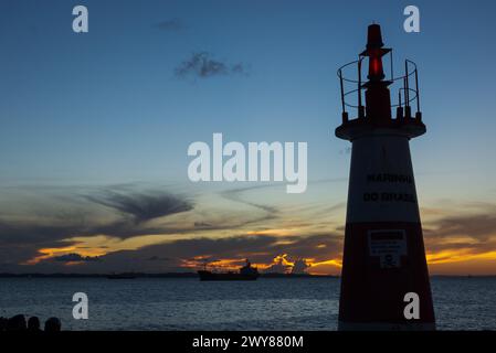 Salvador, Bahia, Brasile - 13 aprile 2019: Tramonto spettacolare e colorato visto da Ponta do Humaita nella città di Salvador, Bahia. Foto Stock