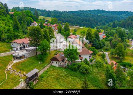 Panorama del villaggio di Predjama in Slovenia Foto Stock