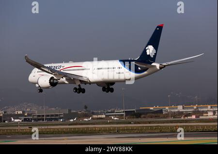 Aeromexico Airlines Boeing 787 si avvicina alla pista all'aeroporto di El Prat Foto Stock