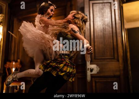 Abigail (2024) diretto da Matt Bettinelli-Olpin e Tyler Gillett e interpretato da Kathryn Newton, Dan Stevens e Kevin Durand. Dopo che un gruppo di criminali rapì la ballerina figlia di una potente figura della malavita, si ritirarono in una villa isolata, ignari di essere chiusi dentro senza una bambina normale. Pubblicità ancora ***SOLO PER USO EDITORIALE***. Crediti: BFA / Universal Pictures Foto Stock