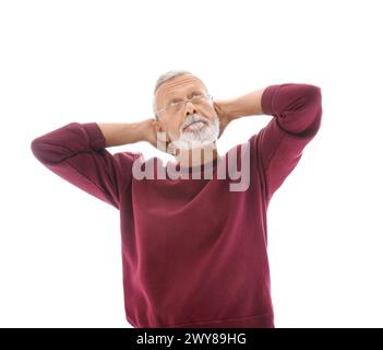 Uomo anziano che si rilassa su sfondo bianco Foto Stock
