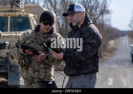 Fort Drum, New York, Stati Uniti. 5 maggio 2024. Un soldato della 10th Mountain Division riceve la guida di un membro del Civil Military Innovation Institute, 5 marzo 2024, in un'area di addestramento a Fort Drum. Soldati con 10th Mountain Division, assistiti dal Civil Military Innovation Institute, conducono TRV 150, Tactical Resupply Vehicle, addestramento a Fort Drum, New York, 5 marzo 2024. Questa operazione si è svolta al fine di innovare il modo in cui le missioni di rifornimento sono condotte con un'altra disponibilità su come la missione può essere eseguita. Essere in grado di rifornire i soldati con attrezzature di supporto senza averne Foto Stock