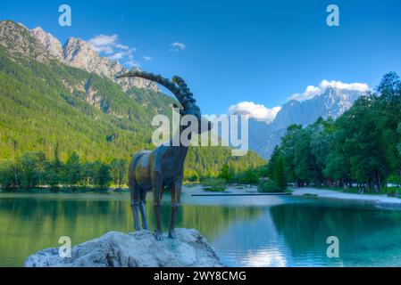 Zlatorog sul lago Jasna a Kranjska Gora, Slovenia Foto Stock