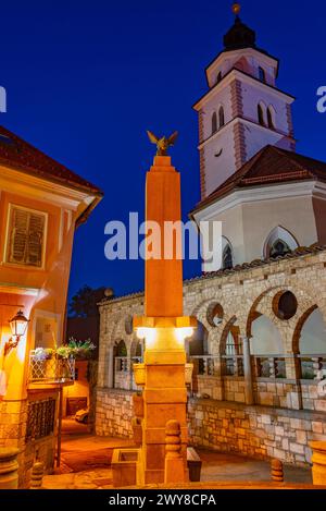 Vista al tramonto della scala Plecnik e dei portici a Kranj, Slovenia Foto Stock