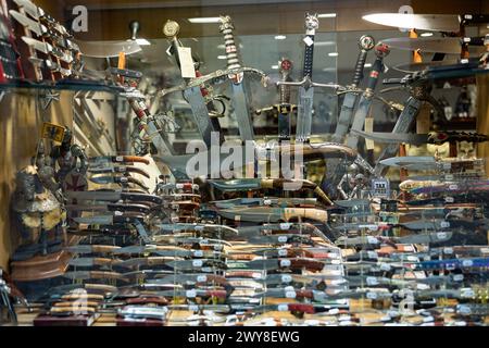 Famosi souvenir in acciaio di Toledo in negozio Foto Stock