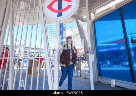 Minneapolis, Minnesota, Stati Uniti. 4 aprile 2024. KIRBY PUCKETT JR, figlio dell'ex giocatore dei Twins KIRBY PUCKETT, apre le porte ai tifosi prima di una partita della MLB tra i Minnesota Twins e i Cleveland Guardians al Target Field il 4 aprile 2024. (Immagine di credito: © Steven Garcia/ZUMA Press Wire) SOLO PER USO EDITORIALE! Non per USO commerciale! Foto Stock