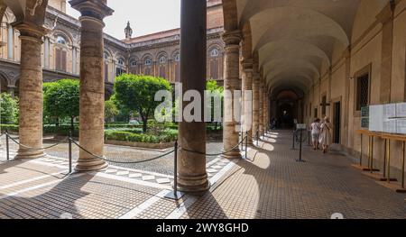 ROMA, ITALIA - 26 MAGGIO 2022: Galleria Doria Pamphilj vicino a Palazzo Bonaparte. Arte di Rubens e Tiziano, oltre a mobili e arazzi decorati in p Foto Stock