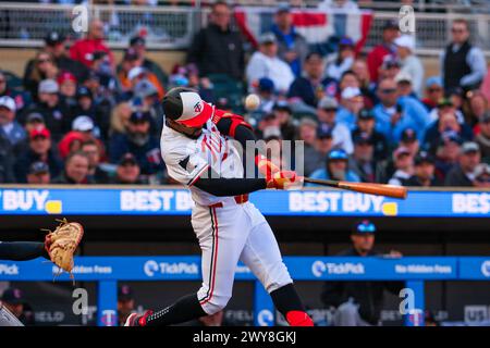 Minneapolis, Minnesota, Stati Uniti. 4 aprile 2024. il centro fielder BYRON BUXTON (25) dei Minnesota Twins oscilla durante una partita della MLB tra i Minnesota Twins e i Cleveland Guardians al Target Field il 4 aprile 2024. (Immagine di credito: © Steven Garcia/ZUMA Press Wire) SOLO PER USO EDITORIALE! Non per USO commerciale! Foto Stock