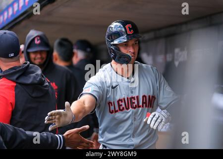 Minneapolis, Minnesota, Stati Uniti. 4 aprile 2024. JOSH NAYLOR (22 anni), prima base dei Cleveland Guardians, festeggia dopo aver segnato una partita della MLB tra i Minnesota Twins e i Cleveland Guardians al Target Field il 4 aprile 2024. (Immagine di credito: © Steven Garcia/ZUMA Press Wire) SOLO PER USO EDITORIALE! Non per USO commerciale! Foto Stock