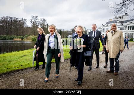 BAARN - Principessa Beatrice dei Paesi Bassi all'inaugurazione del gruppo scultoreo in bronzo The Royal Family, realizzato nel 1996 dallo scultore Arthur Spronken, nel parco del palazzo Soestdijk con il proprietario Maya Meijer, 4 aprile 2024. Foto: Patrick van Katwijk Foto Stock