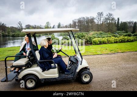 BAARN - Principessa Beatrice dei Paesi Bassi all'inaugurazione del gruppo scultoreo in bronzo The Royal Family, realizzato nel 1996 dallo scultore Arthur Spronken, nel parco del palazzo Soestdijk con il proprietario Maya Meijer, 4 aprile 2024. Foto: Patrick van Katwijk Foto Stock