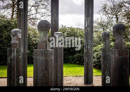 BAARN - Principessa Beatrice dei Paesi Bassi all'inaugurazione del gruppo scultoreo in bronzo The Royal Family, realizzato nel 1996 dallo scultore Arthur Spronken, nel parco del palazzo Soestdijk con il proprietario Maya Meijer, 4 aprile 2024. Foto: Patrick van Katwijk Foto Stock