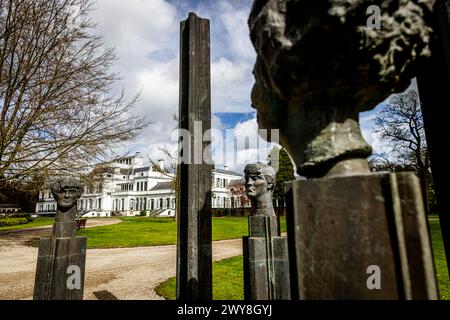 BAARN - Principessa Beatrice dei Paesi Bassi all'inaugurazione del gruppo scultoreo in bronzo The Royal Family, realizzato nel 1996 dallo scultore Arthur Spronken, nel parco del palazzo Soestdijk con il proprietario Maya Meijer, 4 aprile 2024. Foto: Patrick van Katwijk Foto Stock