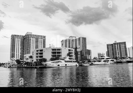 Aventura, Miami, Florida - 3 aprile 2024: Paesaggio acquatico con barche e cieli in bianco e nero Foto Stock