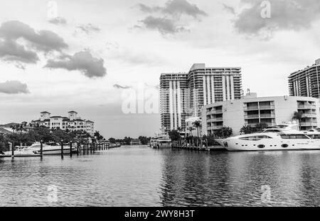 Aventura, Miami, Florida - 3 aprile 2024: Paesaggio acquatico con barche e cieli in bianco e nero Foto Stock