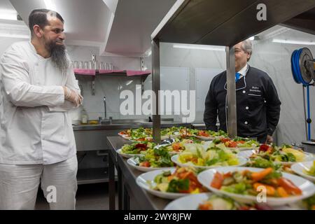 PRODUZIONE - 4 aprile 2024, Assia, Francoforte sul meno: La sera, il digiuno durante il Ramadan termina alla Moschea Abu Bakr di Francoforte sul meno nel quartiere Hausen. I credenti vengono alla moschea per pregare e mangiare insieme i piatti preparati nella cucina della moschea prima di pregare di nuovo. I primi alimenti nel periodo di digiuno sono le date e le bevande sono latte e acqua. Foto: Helmut Fricke/dpa Foto Stock