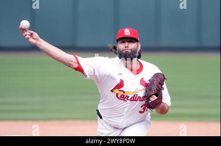 St Louis, Stati Uniti. 4 aprile 2024. St Il lanciatore titolare dei Louis Cardinals Lance Lynn consegna un campo ai Miami Marlins nel quarto inning al Busch Stadium di St Louis giovedì 4 aprile 2024. Foto di Bill Greenblatt/UPI credito: UPI/Alamy Live News Foto Stock