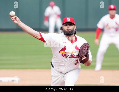 St Louis, Stati Uniti. 4 aprile 2024. St Il lanciatore titolare dei Louis Cardinals Lance Lynn consegna un campo ai Miami Marlins nel quarto inning al Busch Stadium di St Louis giovedì 4 aprile 2024. Foto di Bill Greenblatt/UPI credito: UPI/Alamy Live News Foto Stock