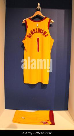 New York, New York, Stati Uniti. 31 dicembre 2000. Il giocatore di pallacanestro VICTOR WEMBANYAMA ha indossato l'uniforme completa ''˜Rising Stars' ALL-STAR debutto est nel weekend. 80.000 - 120.000 dollari visti durante la Sotheby's Sports Week di New York. (Credit Image: © Nancy Kaszerman/ZUMA Press Wire) SOLO PER USO EDITORIALE! Non per USO commerciale! Foto Stock